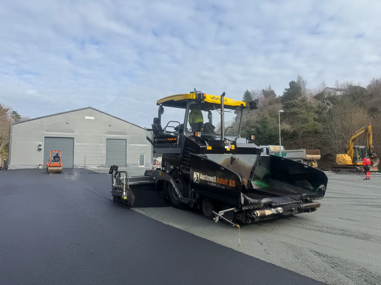 Austevoll Asfalt asfaltlegger i arbeid